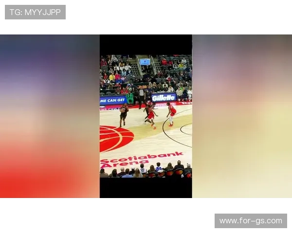 小弟埃奇库姆助力马克西狂砍35分三分球表现出色展现实力